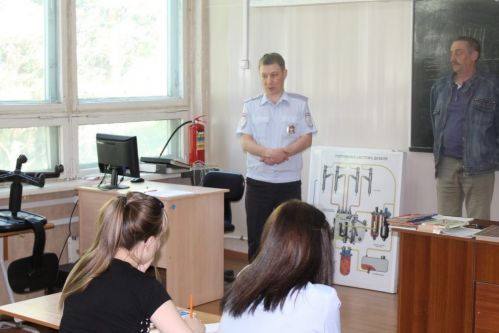 В Лесосибирске начальник Госавтоинспекции провел встречу с курсантами автошколы